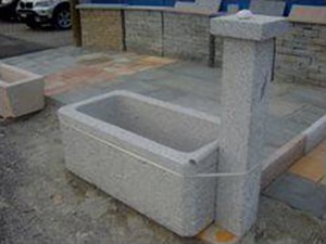 Fontaine granit Sérizzo avec colonne
